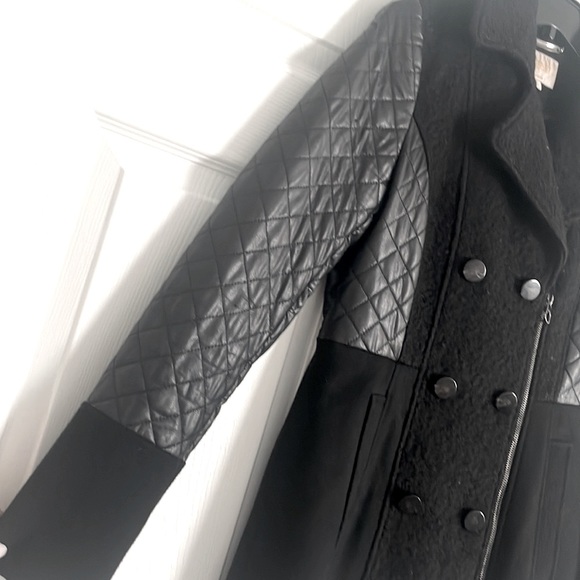 Laundry by Shelli Segal Black Wool peacoat with Leather sleeves. Zipper closure - Picture 3 of 4